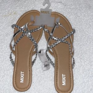 NWT Silver Flip Flop size 9 by Mix it